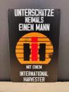 IHC - Unterschätze niemals einen Mann mit einem International Harvester Blechschild
